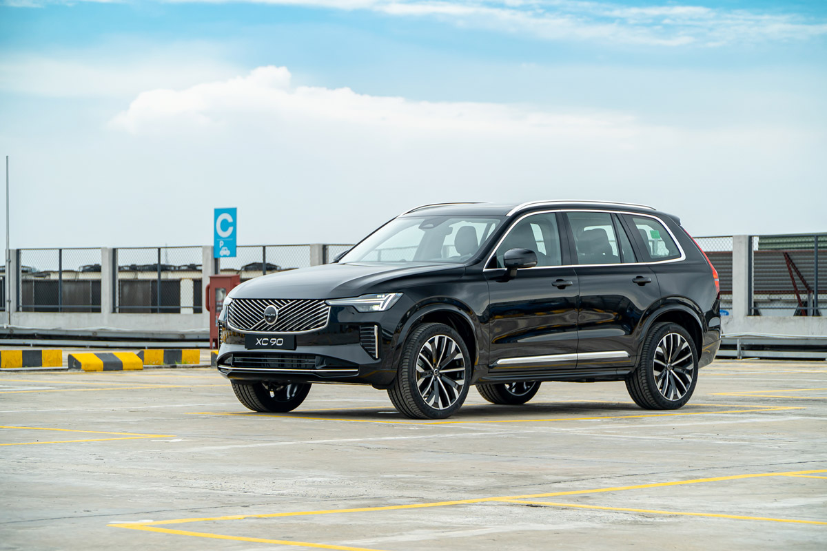 ảnh chụp thât volvo xc90 b5 màu đen ở ngoài trời 